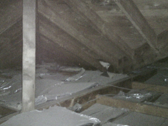 屋根内部